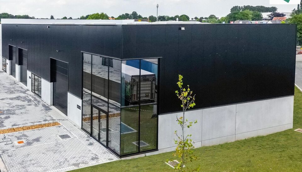 Het nieuwe bedrijvencentrum Steenpoort is strategisch gelegen in Hooglede (West-Vlaanderen), met een uitstekende zichtlocatie langs de N32 en vlotte verbinding naar de R32, in de bedrijvenzone &ldquo;Stoomtuig Gits&rdquo;. Het project omvat 24 kwalitatieve KMO-un