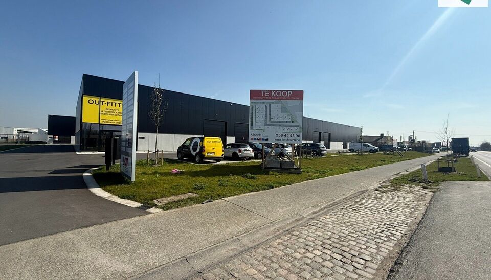 Het nieuwe bedrijvencentrum Steenpoort is strategisch gelegen in Hooglede (West-Vlaanderen), met een uitstekende zichtlocatie langs de N32 en vlotte verbinding naar de R32, in de bedrijvenzone &ldquo;Stoomtuig Gits&rdquo;. Het project omvat 24 kwalitatieve KMO-un