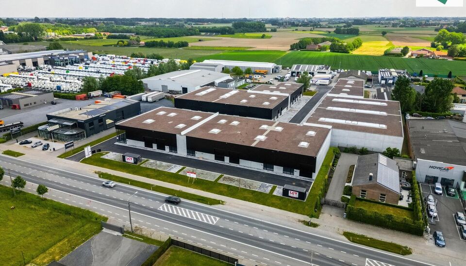 Het nieuwe bedrijvencentrum Steenpoort is strategisch gelegen in Hooglede (West-Vlaanderen), met een uitstekende zichtlocatie langs de N32 en vlotte verbinding naar de R32, in de bedrijvenzone &ldquo;Stoomtuig Gits&rdquo;. Het project omvat 24 kwalitatieve KMO-un