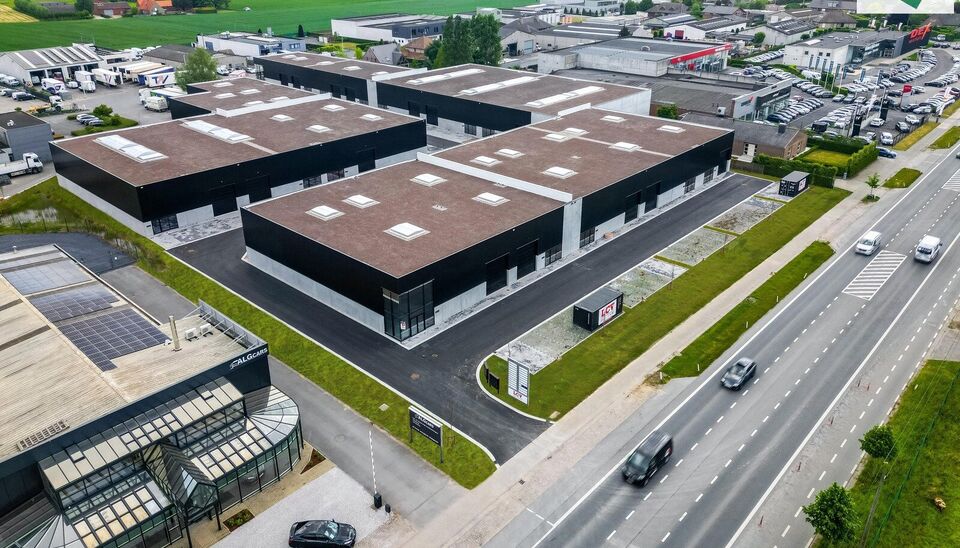 Het nieuwe bedrijvencentrum Steenpoort is strategisch gelegen in Hooglede (West-Vlaanderen), met een uitstekende zichtlocatie langs de N32 en vlotte verbinding naar de R32, in de bedrijvenzone &ldquo;Stoomtuig Gits&rdquo;. Het project omvat 24 kwalitatieve KMO-un