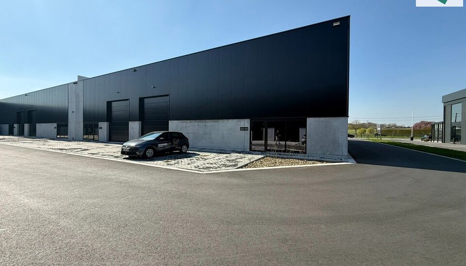 Het nieuwe bedrijvencentrum Steenpoort is strategisch gelegen in Hooglede (West-Vlaanderen), met een uitstekende zichtlocatie langs de N32 en vlotte verbinding naar de R32, in de bedrijvenzone &ldquo;Stoomtuig Gits&rdquo;. Het project omvat 24 kwalitatieve KMO-un