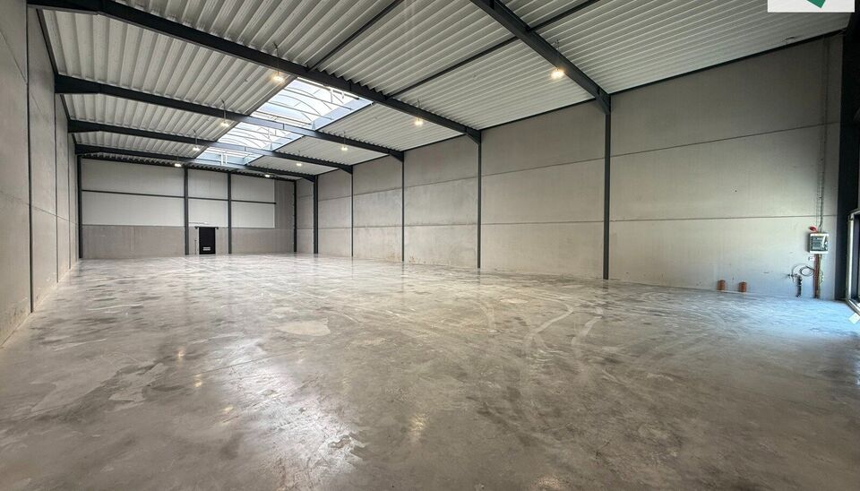 Het nieuwe bedrijvencentrum Steenpoort is strategisch gelegen in Hooglede (West-Vlaanderen), met een uitstekende zichtlocatie langs de N32 en vlotte verbinding naar de R32, in de bedrijvenzone &ldquo;Stoomtuig Gits&rdquo;. Het project omvat 24 kwalitatieve KMO-un