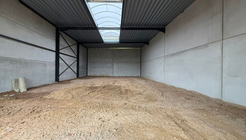 Nieuwbouw magazijn te koop vanaf 186m&sup2; tot 323m&sup2; in bedrijvenpark te Herzele. 
Deze KMO-units zijn strategisch gelegen langs de Hoogstraat in Herzele, een vlot bereikbare locatie voor zowel lokale ondernemers als bedrijven die actief zijn in de ruimere 