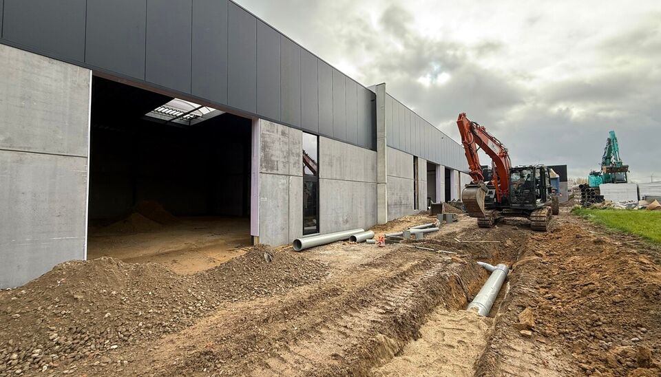 Nieuwbouw magazijn te koop vanaf 186m&sup2; tot 323m&sup2; in bedrijvenpark te Herzele. 
Deze KMO-units zijn strategisch gelegen langs de Hoogstraat in Herzele, een vlot bereikbare locatie voor zowel lokale ondernemers als bedrijven die actief zijn in de ruimere 