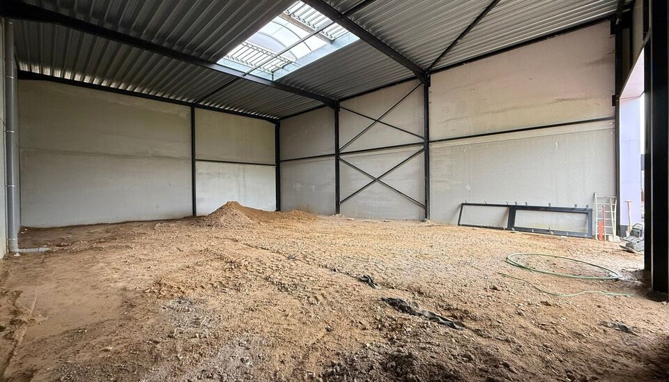 Nieuwbouw magazijn te koop vanaf 186m&sup2; tot 323m&sup2; in bedrijvenpark te Herzele. 
Deze KMO-units zijn strategisch gelegen langs de Hoogstraat in Herzele, een vlot bereikbare locatie voor zowel lokale ondernemers als bedrijven die actief zijn in de ruimere 