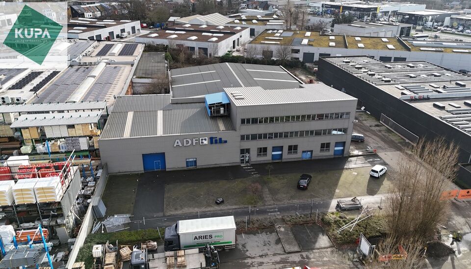 Op een strategische en uitstekend bereikbare ligging in de Pantserschipstraat te Gent wordt een nieuw bedrijvenpark ontwikkeld, bestaande uit 4 ruime en kwalitatieve magazijnunits, bestaande uit: 
- 910 m&sup2; tot 1007 m&sup2; + mezzanine van 288 m&sup2;
- 1088 m&sup2; 