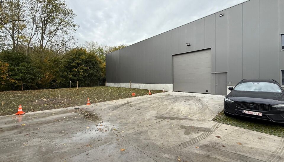 Langs de Pathoekeweg in Brugge verrijst binnenkort het KMO Park PORTIS, dit op de voormalige Philipssite. Met 49 afgewerkte KMO-Units, vari&euml;rend van 210m&sup2; tot 823m&sup2;, verdeeld over nieuwbouw en vernieuwbouw bedrijfsgebouwen, biedt Portis een moderne en 