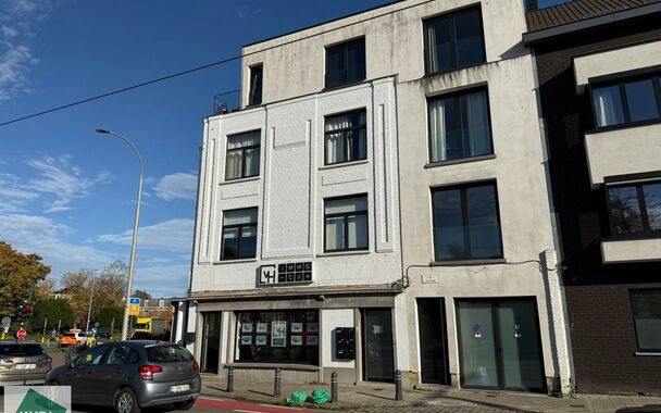 Wij bieden een &eacute;&eacute;nslaapkamerappartement te koop aan, gelegen op een uitstekende locatie nabij station Gent-Sterre.
De ligging is ideaal dankzij de vlotte verbinding naar autosnelwegen, scholen, handelszaken, parken en het stadscentrum.
Het appartement i