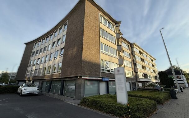 Mooi winkelpand van 293m&sup2; bevindt zich op een zichtlocatie langs zowel de Kortrijksesteenweg als de Oudenaardsesteenweg. Dankzij de grote raampartijen geniet de winkel van overvloedig daglicht en een maximale zichtbaarheid naar voorbijgangers en verkeer.