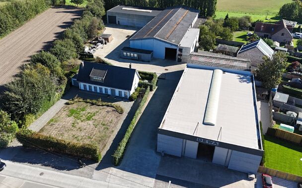 Aan de Grote Moerstraat 4 in Belzele bevindt zich deze ruime bedrijfssite op een totale kadastrale oppervlakte van ca. 8.836 m&sup2;. Het geheel omvat ca. 1.000 m&sup2; werkplaats/magazijn, ca. 1.575 m&sup2; werkplaats, een uitbreiding van ca. 660 m&sup2; en twee kantoor