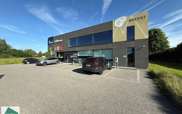 Bent u op zoek naar een ruim en veelzijdig handelspand op een uitstekend bereikbare locatie? Dan is dit commerci&euml;le pand aan de Langestraat 88 te Zottegem een uitstekende opportuniteit.

Met een totale bruikbare oppervlakte van 595 m&sup2; biedt dit pand tal