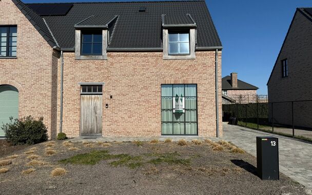 *COMPROMIS IN OPMAAK* Deze recente halfopen woning is gelegen in een doodlopende straat in Oeselgem. Dankzij de kwalitatieve materialen, moderne afwerking en praktische indeling biedt deze woning een aangenaam wooncomfort.

Bij het binnenkomen kom je in d