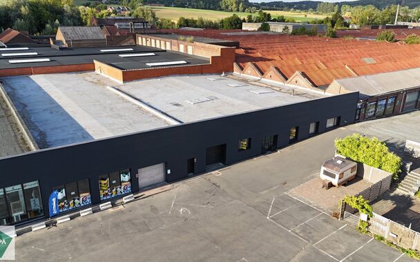 Winkel/ showroom te huur op TOPlocatie in Ronse. 

Op een goed bereikbare locatie in Ronse bieden wij 1650m² bedrijfsgebouw/ winkel aan bestaande uit 750 m² showroom met naastliggend magazijn (winkel) van 900 m² (incl. kantoor) te huur aan. Het geheel 