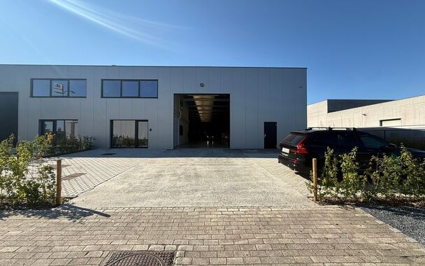 Gerenoveerd bedrijfsgebouw te huur te Oudenaarde 
Het bedrijfsgebouw heeft een oppervlakte van 934 m&sup2;, bestaande uit 766 m&sup2; magazijn, 84 m&sup2; showroom/kantoor op het gelijkvloers en 84 m&sup2; kantoor op de eerste verdieping, aangevuld met 9 privatieve parke