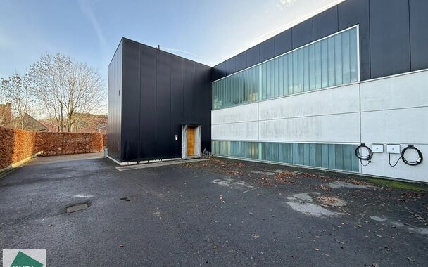 Hoogwaardige kantoor- of praktijkruimte te huur op het gelijkvloers van een modern, lichtrijk en
stijlvol gebouw in Merelbeke. De locatie biedt een uitstekende bereikbaarheid met de fiets, het
openbaar vervoer en de wagen. Er zijn 5 privatieve parkeerplaa