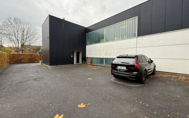 Hoogwaardige kantoor- of praktijkruimte te huur op het gelijkvloers van een modern, lichtrijk en stijlvol gebouw in Merelbeke. De locatie biedt een uitstekende bereikbaarheid met de fiets, het openbaar vervoer en de wagen. Er zijn 5 privatieve parkeerplaa