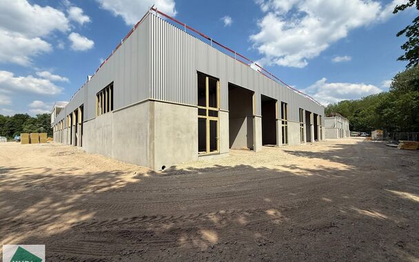 Nieuwbouw KMO Unit van 164m² met 2 parkeerplaatsen te huur op de voormalige papierfabriek site Catala in Drogenbos. Catala Business Park, bestaande uit 19 KMO-Units.  
De loods ligt op een unieke en strategische locatie aan de zuidrand van Brussel, vlak 