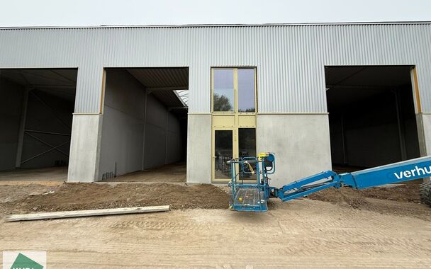 Nieuwbouw KMO Unit van 245m² met 2 parkeerplaatsen te huur op de voormalige papierfabriek site Catala in Drogenbos. Catala Business Park, bestaande uit 19 KMO-Units.  
De loods ligt op een unieke en strategische locatie aan de zuidrand van Brussel, vlak 