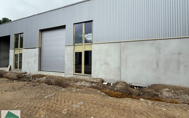 Nieuwbouw KMO Unit van 184m² met 2 parkeerplaatsen te huur op de voormalige papierfabriek site Catala in Drogenbos. Catala Business Park, bestaande uit 19 KMO-Units.  
De loods ligt op een unieke en strategische locatie aan de zuidrand van Brussel, vlak 