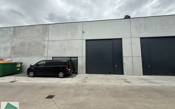 KMO unit te huur op toplocatie in Gent. Vlotte bereikbaarheid via de R4 naar de E17, E40 en E34. Deze KMO-units van 230m² met 1 parkeerplaats is voorzien van een staalstructuur met betonnen wanden en een groot raampartij, polybetonvloer, automatische sec