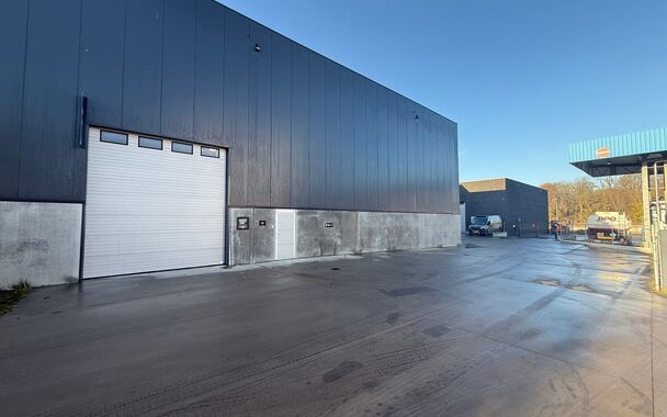 260m&sup2; magazijn met 2 parkeerplaatsen te huur te Wondelgem op de Cassandra Site. 
Deze KMO-loods is strategisch gelegen aan de rand van Gent, vlot bereikbare via de R4 en makkelijke bereikbaar met vrachtwagen. 
De loods heeft een vrije hoogte van 8,2 mete