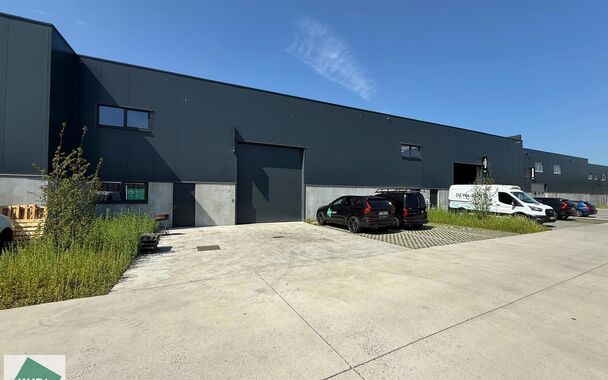 361m&sup2; magazijn met 3 parkeerplaatsen voor het gebouw te huur gelegen op een uitstekende locatie naast de R4. Het magazijn kan gebruikt worden als opslagruimte en/of atelierruimte.
Het ge&iuml;soleerd magazijn is opgebouwd uit een staalstructuur met betonpane