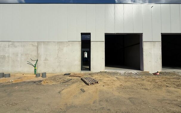 216m&sup2; magazijn te huur met 2 parkeerplaatsen op strategisch ligging ten zuiden van Brussel/Halle en ten noorden van Saintes/Tubize, met uitstekende bereikbaarheid via de E429 en de Ring van Brussel.

De loods heeft een vrije hoogte van 6 meter en is gebo