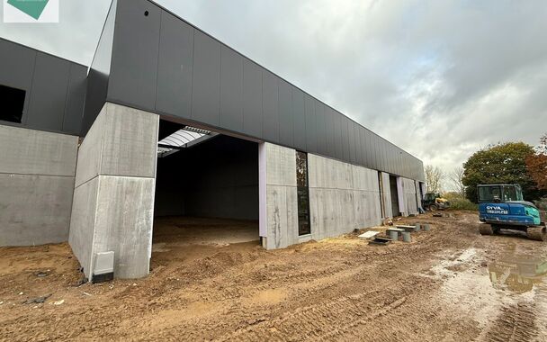 323m&sup2; casco magazijn met parking te huur in nieuw bedrijvenpark te Herzele. 
Deze KMO-loods is strategisch gelegen langs de Hoogstraat in Herzele, een vlot bereikbare locatie voor zowel lokale ondernemers als bedrijven die actief zijn in de ruimere regio