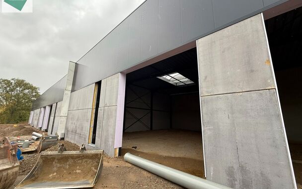 246m&sup2; casco magazijn met parking te huur in nieuw bedrijvenpark te Herzele. 
Deze KMO-loods is strategisch gelegen langs de Hoogstraat in Herzele, een vlot bereikbare locatie voor zowel lokale ondernemers als bedrijven die actief zijn in de ruimere regio