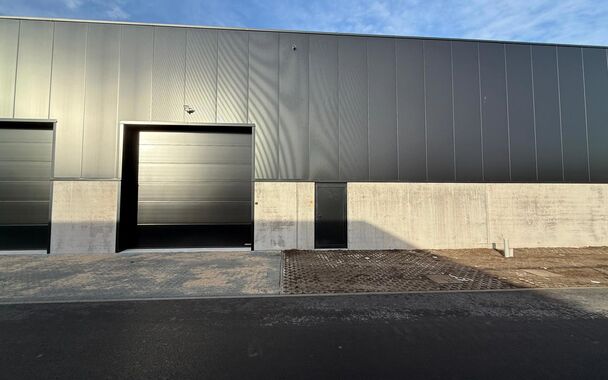 208m&sup2; loods met 1 parkeerplaats te huur in Kontich, gelegen in bedrijvenpark Heiveldekens, binnen de gouden driehoek (Antwerpen, Brussel en Gent). 
Vlotte bereikbaarheid, dichtbij de E19 en met een goede ontsluiting via de A12 en de R0 (ring rond Brussel