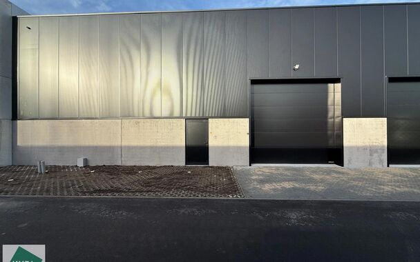 264m&sup2; loods met 1 parkeerplaats te huur in Kontich, gelegen in bedrijvenpark Heiveldekens, binnen de gouden driehoek (Antwerpen, Brussel en Gent). 
Vlotte bereikbaarheid, dichtbij de E19 en met een goede ontsluiting via de A12 en de R0 (ring rond Brussel