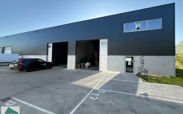Zeer goed gelegen magazijn te huur (KMO unit) van 541m&sup2; (twee aaneensluitende units met een doorgang ertussen), met mezzanine van 140 m&sup2; en 3 parkeerplaatsen, gelegen op een uitstekende locatie te Lede.
Het magazijn kan gebruikt worden als opslagruimte 