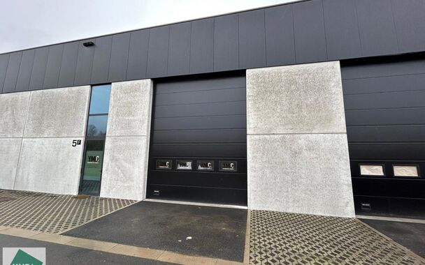 KMO unit van 265m&sup2; met 2 parkeerplaatsen te huur gelegen in de &ldquo;Lokeren Biznispark&rdquo;- industriepark E17/4.
Ligging: Vlotte bereikbaarheid op slechts 3 km van de afrit E17 Lokeren gelegen tussen Gent en Antwerpen naast  de nieuwe site van Barry Calleba