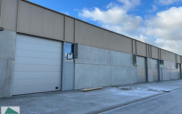 -SUMMERDEAL- 
In het nieuwe bedrijvenpark &ldquo;Thea&rdquo; biedt KUPA IMMO nieuwe magazijnen te huur aan.
De Careelstraat ligt in het zuiden van Tielt, in een zone die vooral gericht is op KMO&rsquo;s, logistiek en ambachtelijke bedrijven. De site bevindt zich op s