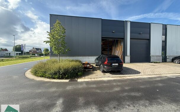 Bent u op zoek naar een kwalitatieve opslag- of bedrijfsruimte op een strategische locatie? Dan is deze KMO-unit van 189 m&sup2; in bedrijvenpark Wielexco te Wielsbeke een uitstekende opportuniteit.
Deze KMO-unit geniet van een vlotte bereikbaarheid dankzij d