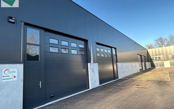 Nieuwbouw magazijn te koop van 135m&sup2; in bedrijvenpark "Denderparc" te Ath.
Deze KMO-units zijn strategisch gelegen langs de Chauss&eacute;e de Mons in Ath, een vlot bereikbare locatie voor zowel lokale ondernemers als bedrijven die actief zijn in de ruimere re