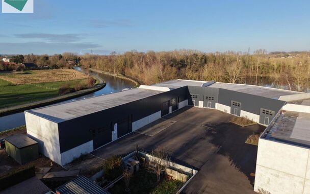 Nieuwbouw magazijn te koop van 263m&sup2; in bedrijvenpark "Denderparc" te Ath.
Deze KMO-units zijn strategisch gelegen langs de Chauss&eacute;e de Mons in Ath, een vlot bereikbare locatie voor zowel lokale ondernemers als bedrijven die actief zijn in de ruimere re