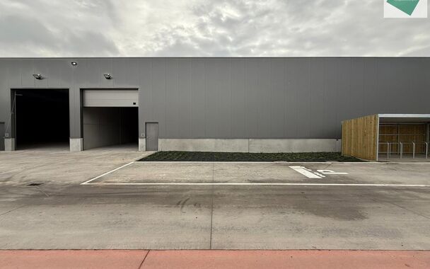 Langs de Pathoekeweg in Brugge verrijst binnenkort het KMO Park PORTIS, dit op de voormalige Philipssite. Met 49 afgewerkte KMO-Units, variërend van 210m² tot 823m², verdeeld over nieuwbouw en vernieuwbouw bedrijfsgebouwen, biedt Portis een moderne en 