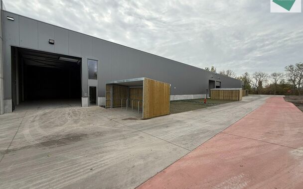 Langs de Pathoekeweg in Brugge verrijst binnenkort het KMO Park PORTIS, dit op de voormalige Philipssite. Met 49 afgewerkte KMO-Units, vari&euml;rend van 210m&sup2; tot 823m&sup2;, verdeeld over nieuwbouw en vernieuwbouw bedrijfsgebouwen, biedt Portis een moderne en 