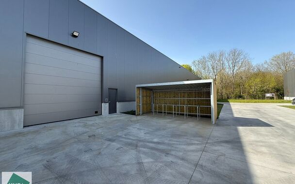 Langs de Pathoekeweg in Brugge verrijst binnenkort het KMO Park PORTIS, dit op de voormalige Philipssite. Met 49 afgewerkte KMO-Units, vari&euml;rend van 199m&sup2; tot 1183m&sup2;, verdeeld over nieuwbouw en vernieuwbouw bedrijfsgebouwen, biedt Portis een moderne en