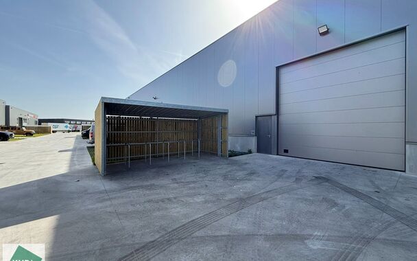 Langs de Pathoekeweg in Brugge verrijst binnenkort het KMO Park PORTIS, dit op de voormalige Philipssite. Met 49 afgewerkte KMO-Units, vari&euml;rend van 199m&sup2; tot 1183m&sup2;, verdeeld over nieuwbouw en vernieuwbouw bedrijfsgebouwen, biedt Portis een moderne en