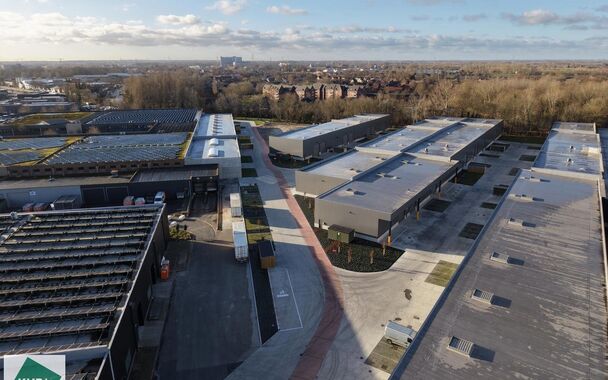 Langs de Pathoekeweg in Brugge verrijst binnenkort het KMO Park PORTIS, dit op de voormalige Philipssite. Met 53 afgewerkte KMO-Units, vari&euml;rend van 199m&sup2; tot 1183m&sup2;, verdeeld over nieuwbouw en vernieuwbouw bedrijfsgebouwen, biedt Portis een moderne en