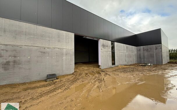 Nieuwbouw magazijn te koop vanaf 186m&sup2; tot 323m&sup2; in bedrijvenpark te Herzele. 
Deze KMO-unit is strategisch gelegen langs de Hoogstraat in Herzele, een vlot bereikbare locatie voor zowel lokale ondernemers als bedrijven die actief zijn in de ruimere reg