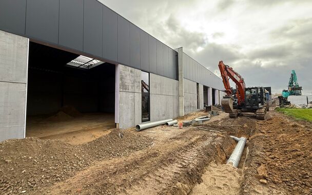 Nieuwbouw magazijn te koop vanaf 186m&sup2; tot 323m&sup2; in bedrijvenpark te Herzele. 
Deze KMO-unit is strategisch gelegen langs de Hoogstraat in Herzele, een vlot bereikbare locatie voor zowel lokale ondernemers als bedrijven die actief zijn in de ruimere reg