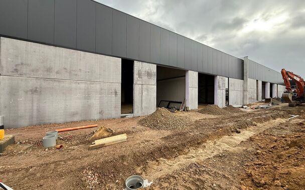 Nieuwbouw magazijn te koop vanaf 186m&sup2; tot 323m&sup2; in bedrijvenpark te Herzele. 
Deze KMO-unit is strategisch gelegen langs de Hoogstraat in Herzele, een vlot bereikbare locatie voor zowel lokale ondernemers als bedrijven die actief zijn in de ruimere reg