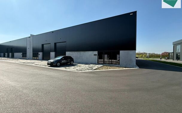 Het nieuwe bedrijvencentrum Steenpoort is strategisch gelegen in Hooglede (West-Vlaanderen), met een uitstekende zichtlocatie langs de N32 en vlotte verbinding naar de R32, in de bedrijvenzone &ldquo;Stoomtuig Gits&rdquo;. Het project omvat 24 kwalitatieve KMO-un