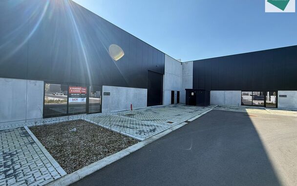 Het nieuwe bedrijvencentrum Steenpoort is strategisch gelegen in Hooglede (West-Vlaanderen), met een uitstekende zichtlocatie langs de N32 en vlotte verbinding naar de R32, in de bedrijvenzone &ldquo;Stoomtuig Gits&rdquo;. Het project omvat 24 kwalitatieve KMO-un