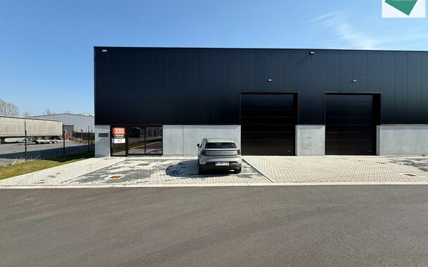 Het nieuwe bedrijvencentrum Steenpoort is strategisch gelegen in Hooglede (West-Vlaanderen), met een uitstekende zichtlocatie langs de N32 en vlotte verbinding naar de R32, in de bedrijvenzone &ldquo;Stoomtuig Gits&rdquo;. Het project omvat 24 kwalitatieve KMO-un