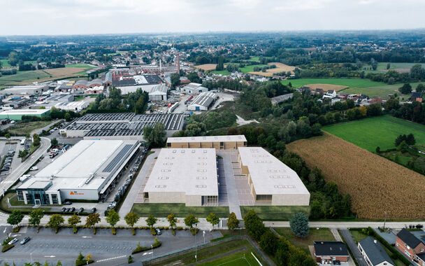 Het nieuw te bouwen bedrijvenpark STEEN in Laarne biedt in fase 2 nog 7 KMO-units te koop aan, met oppervlaktes van 135 m&sup2; tot 210m&sup2;. Magazijnen kunnen bovendien samengevoegd worden tot grotere bedrijfsruimtes, ideaal voor groeiende ondernemingen. 
Het 