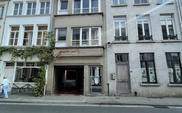 Deze ruime studio is gelegen in de Hoogstraat 120 te Gent, op een uitstekende locatie vlak bij het historische stadscentrum. De Korenmarkt ligt op wandelafstand en in de onmiddellijke omgeving bevinden zich tal van winkels, horecazaken en andere voorzieni